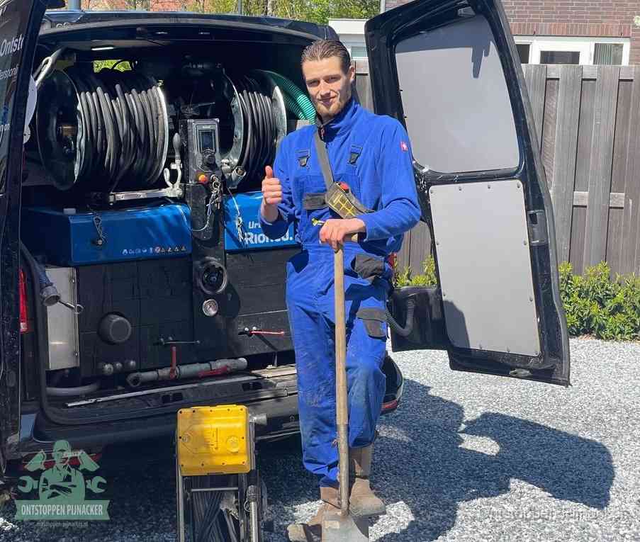 Een monteur met gereedschapsriem en klembord, klaar om een transparant vast tarief te geven voor het ontstoppen in Pijnacker