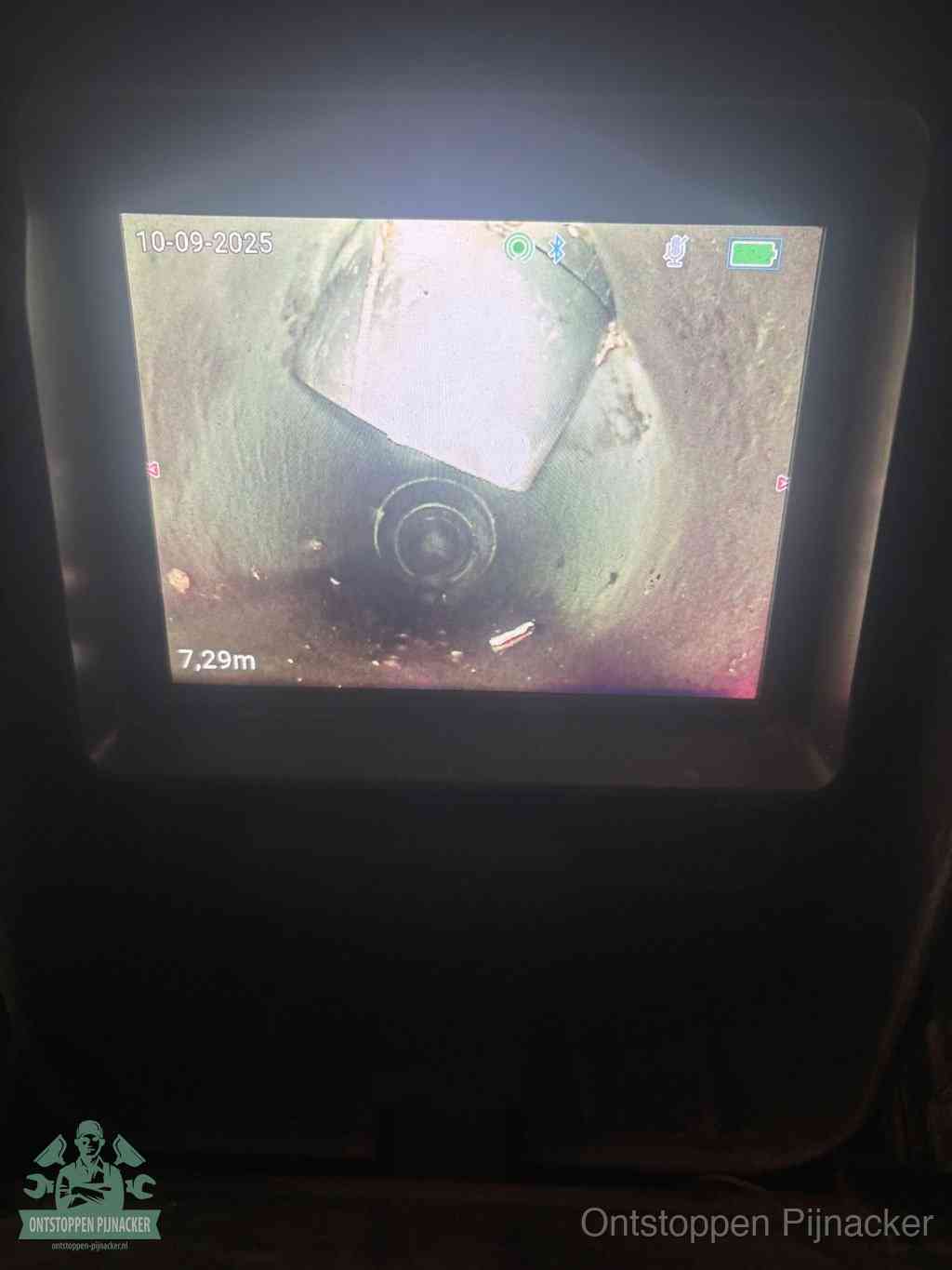 Het scherm van een rioolinspectiecamera toont de binnenkant van de leiding, eerst vaststellen waar de verstopping zit in Pijnacker